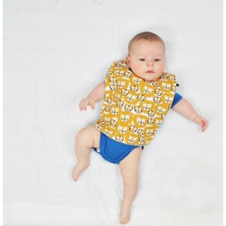 Bavoir tigres en coton bio porté par bébé - Carotte et Cie