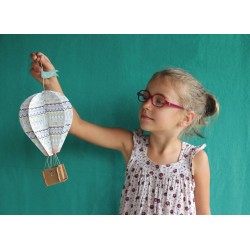 Montgolfières à fabriquer tenue par une petite fille - Pirouette Cacahouète